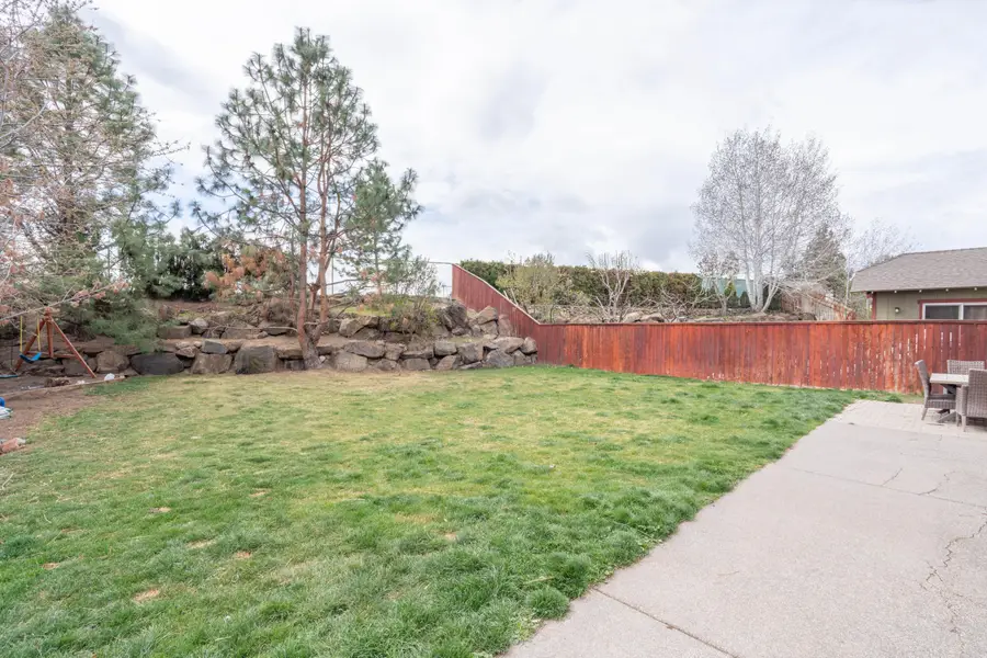 2202 NW Cedar Avenue, Redmond, OR 97756 - #2