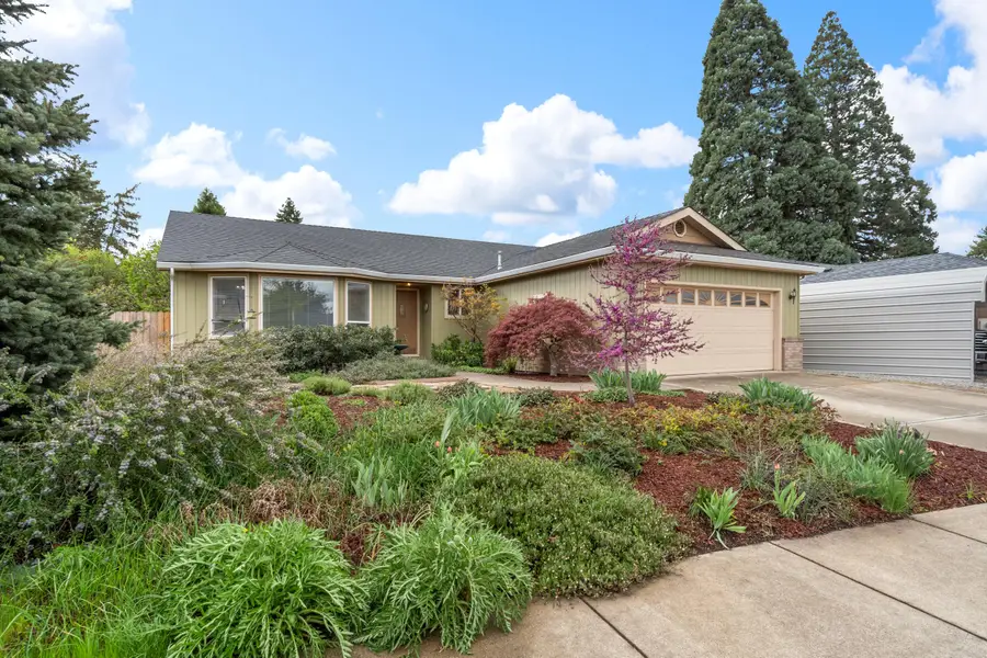 850 Forest Glen Drive, Central Point, OR 97502 - #2