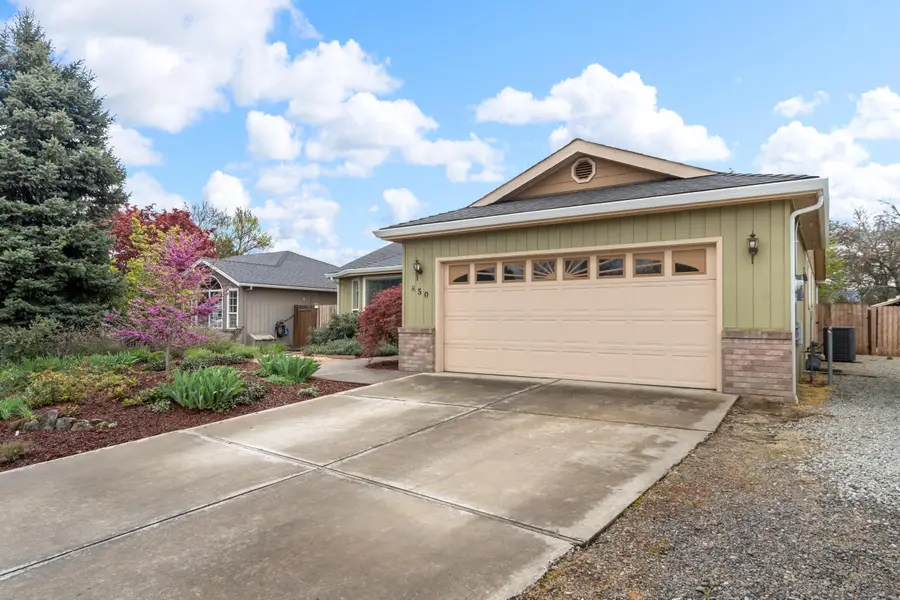 850 Forest Glen Drive, Central Point, OR 97502 - #3