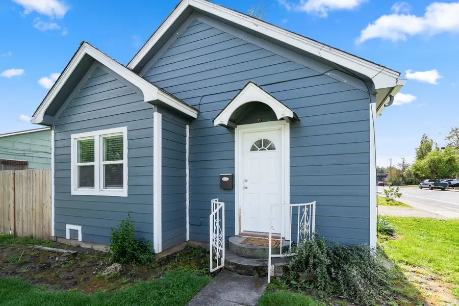 1051 W 11th Street, Medford, OR 97501 - #3