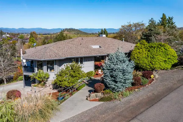 290 Harvard Place, Medford, OR 97504