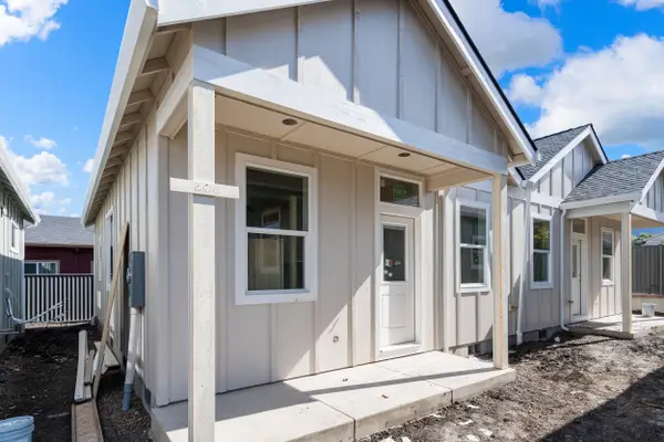 208 Gangnes Drive, Talent, OR 97540