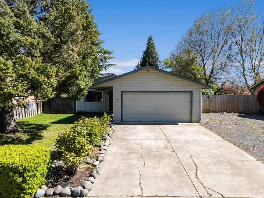 519 Glenn Way, Central Point, OR 97502 - #2
