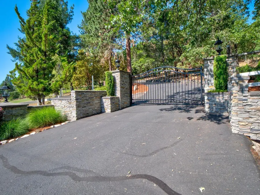 2555 Old Military Road, Central Point, OR 97502 - #2