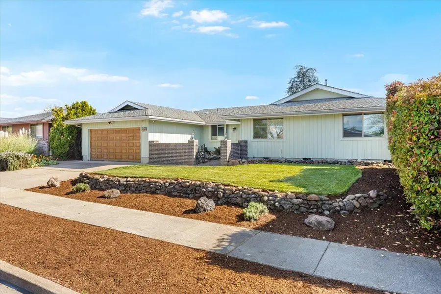 2384 Amaryllis Street, Medford, OR 97504 - #2