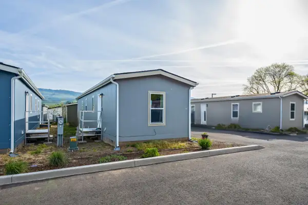 460 Arnos Street #27, Talent, OR 97540