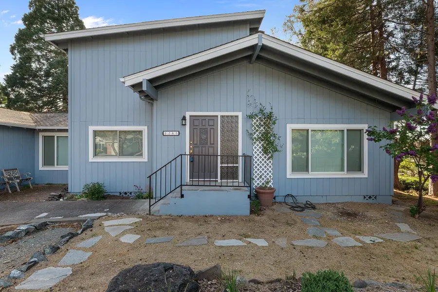 1245 Valley View Drive, Medford, OR 97504 - #3