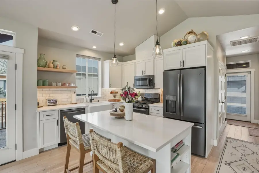 233 W Heising Drive, Sisters, OR 97759 - #3