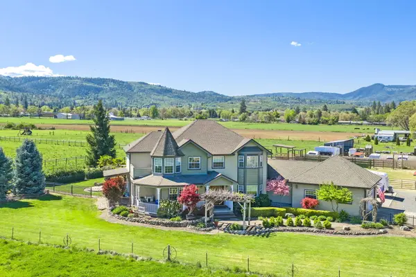 826 Oak Grove Road, Medford, OR 97501