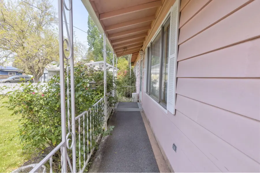 207 Holiday Lane, Central Point, OR 97502 - #3