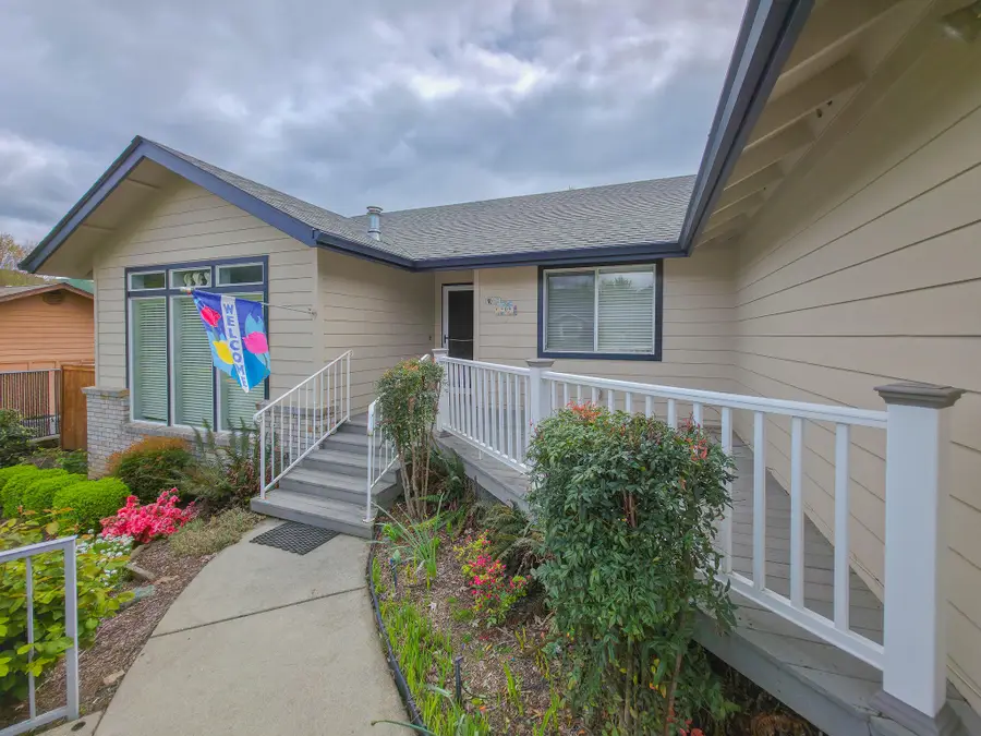 909 NW Regent Drive, Grants Pass, OR 97526 - #2