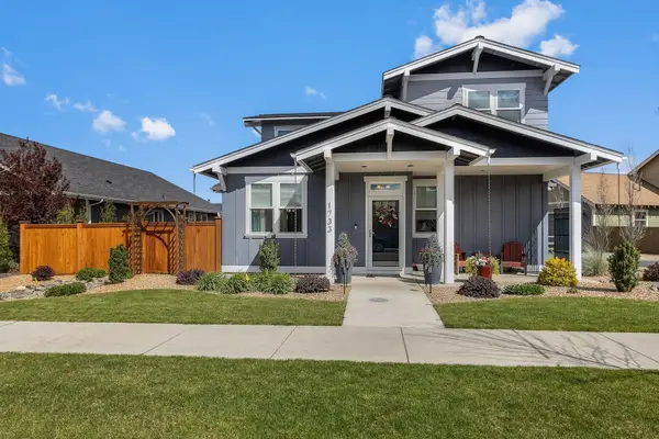 1733 NW Hemlock Avenue, Redmond, OR 97756