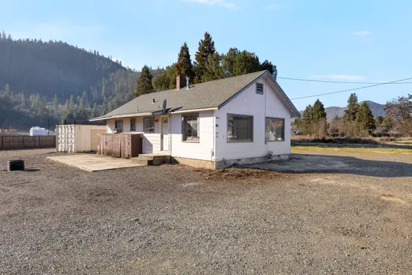 175 Rogue River Highway, Gold Hill, OR 97525