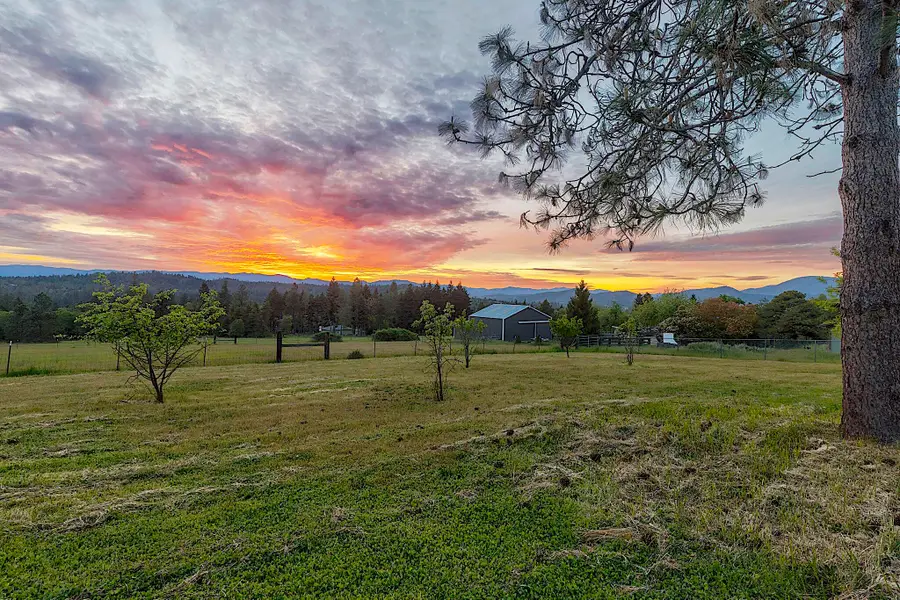 587 Summit Loop, Grants Pass, OR 97527 - #2