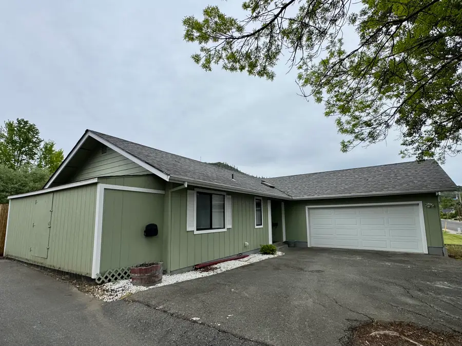 1026 NE A Street, Grants Pass, OR 97526 - #2