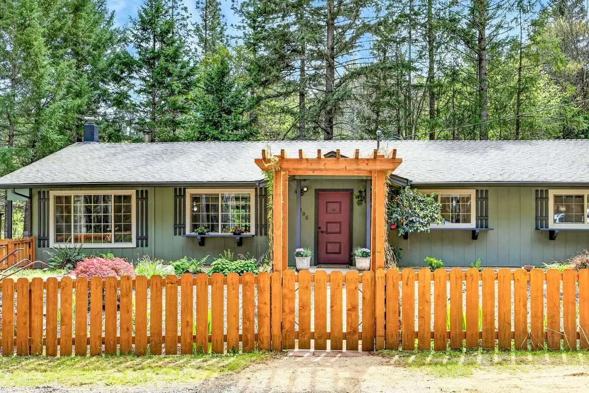 9105 W Evans Creek Road, Rogue River, OR 97537 - #1