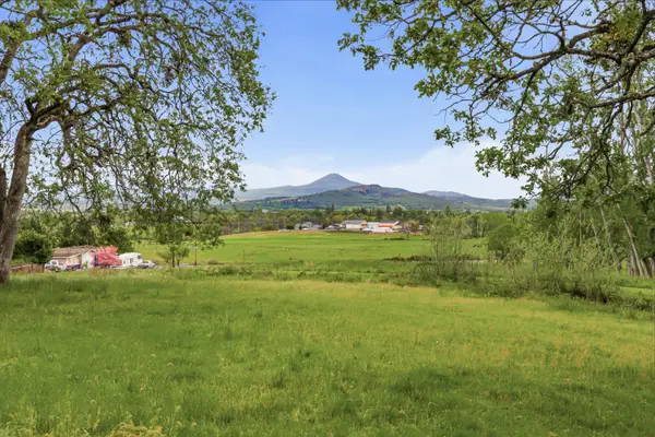 620 Vista Park Drive, Eagle Point, OR 97524