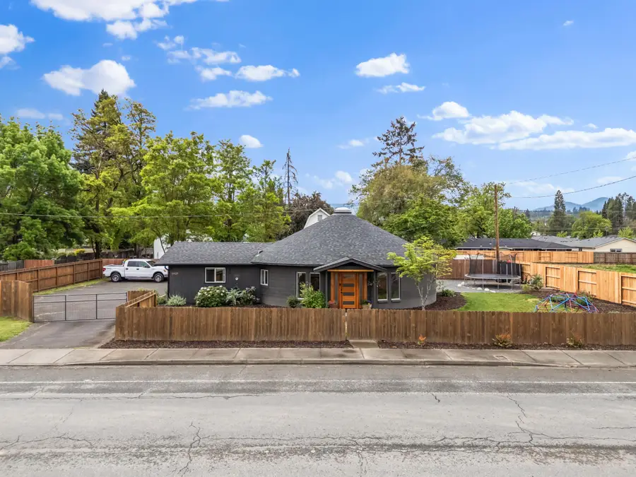 1027 SE M, Grants Pass, OR 97526 - #2