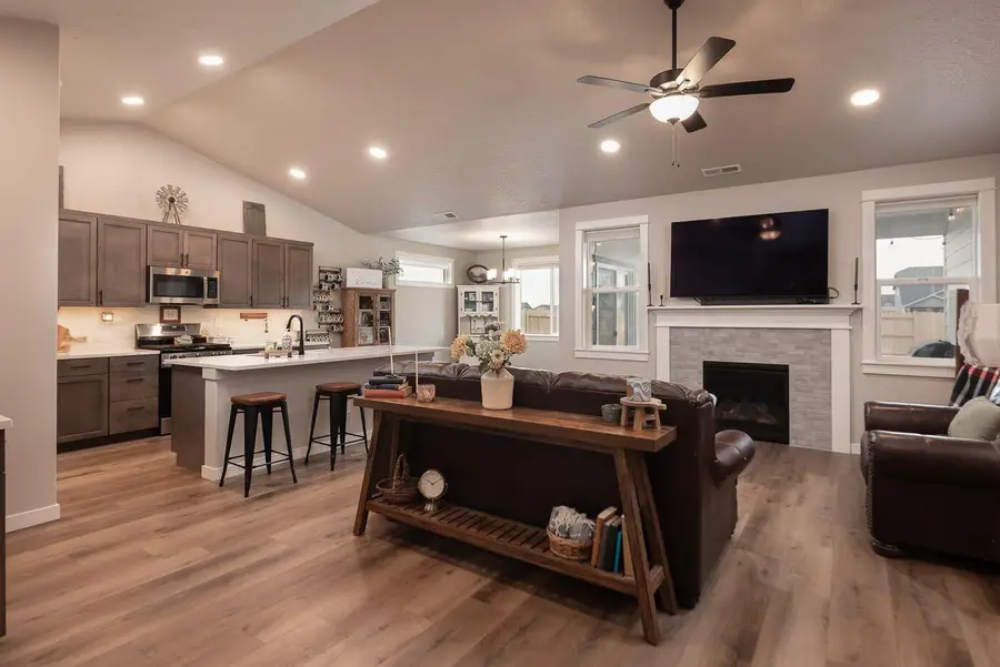 1707 NW Varnish Avenue, Redmond, OR 97756 - #3