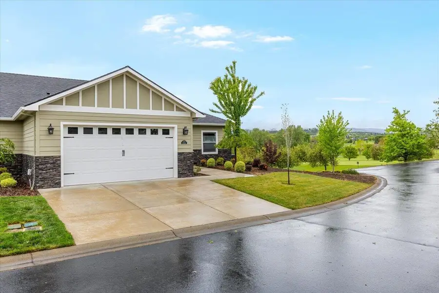 221 Skyhawk Drive, Eagle Point, OR 97524 - #2