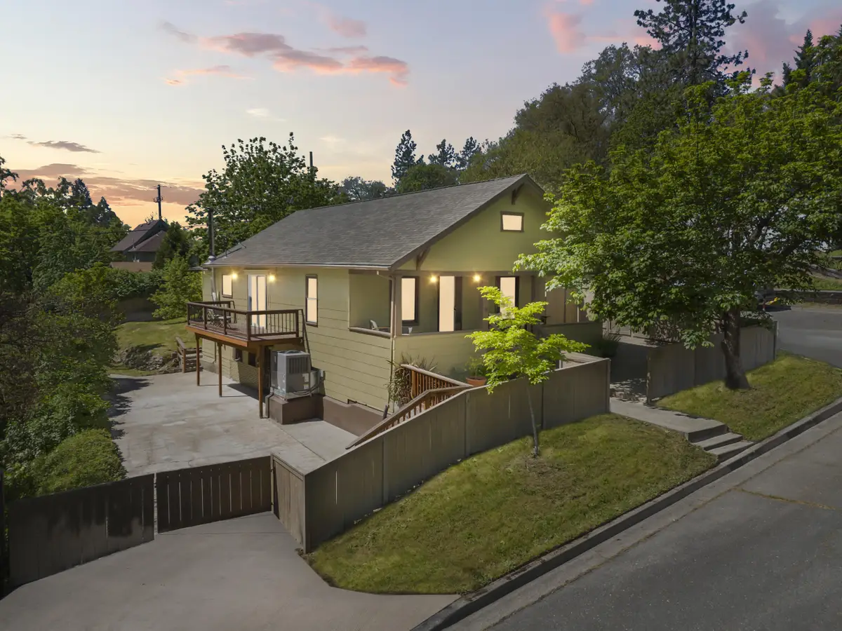 915 NW D Street, Grants Pass, OR 97526 - #1