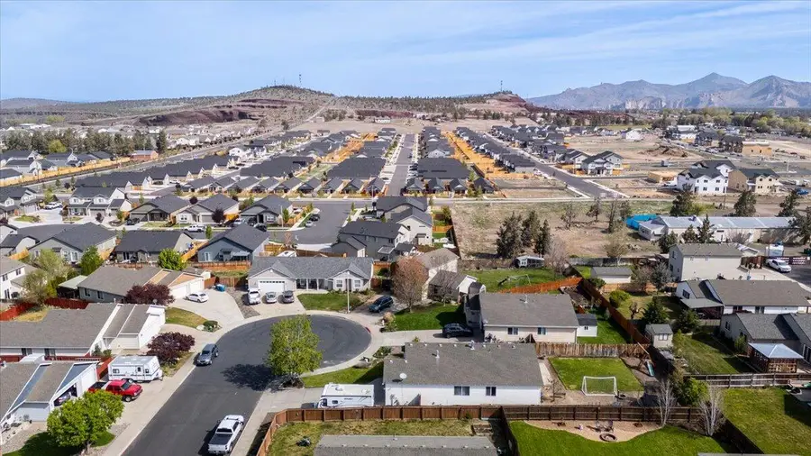 3020 NW 9th Court, Redmond, OR 97756 - #3