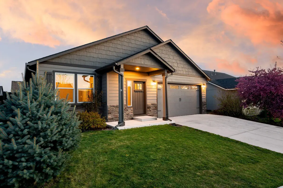 2426 NW Hemlock Way, Redmond, OR 97756 - #1