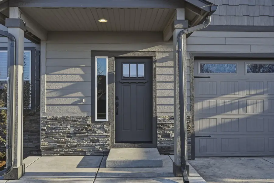 2426 NW Hemlock Way, Redmond, OR 97756 - #2