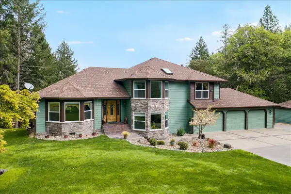 944 Sleepy Hollow Loop, Grants Pass, OR 97527