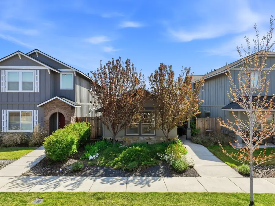 240 NW 30th Street, Redmond, OR 97756 - #3