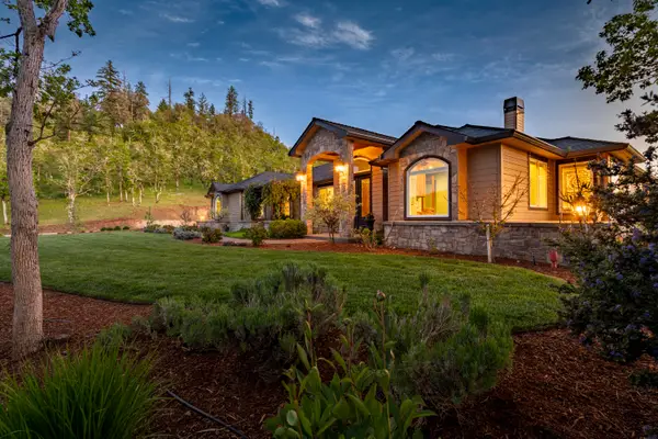 1884 S Obenchain Road, Eagle Point, OR 97524