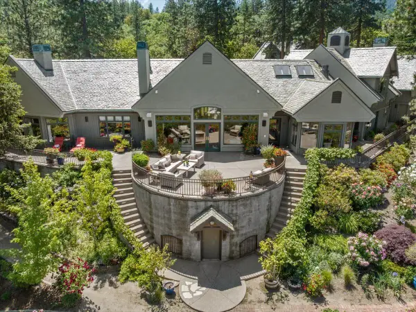 500 Ashland Loop Road, Ashland, OR 97520