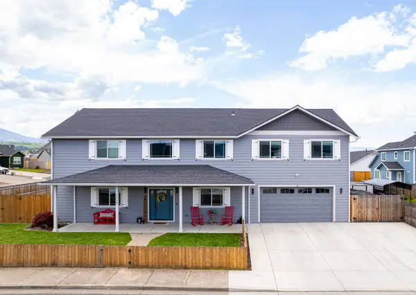 1029 Brandon Way, Phoenix, OR 97535