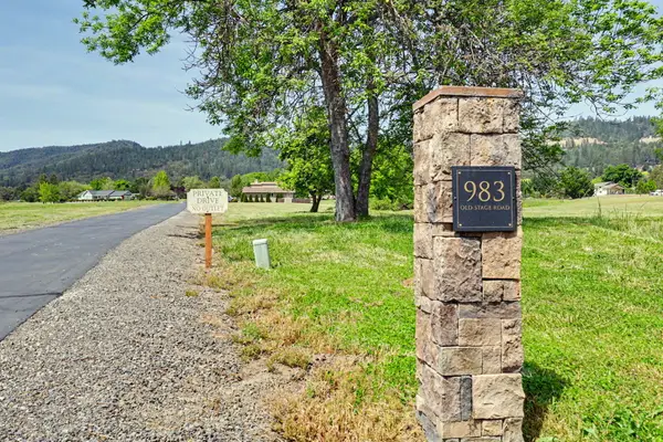 983 Old Stage, Medford, OR 97502