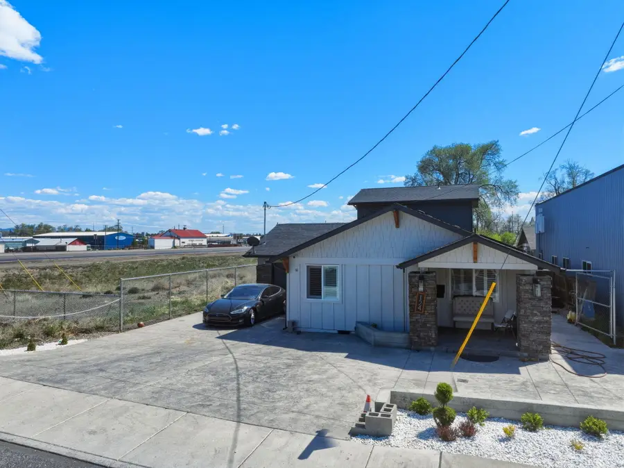 124 W Antler Avenue, Redmond, OR 97756 - #3