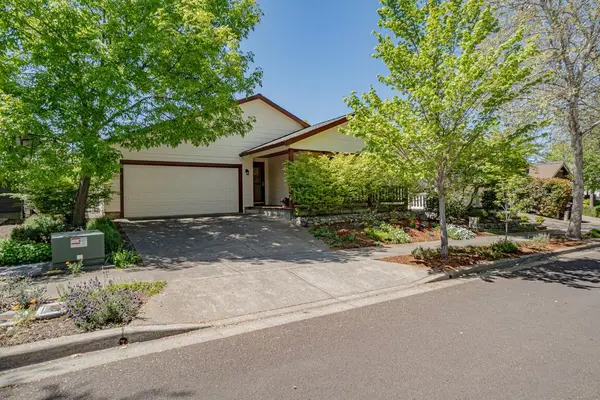35 Logan Way, Talent, OR 97540