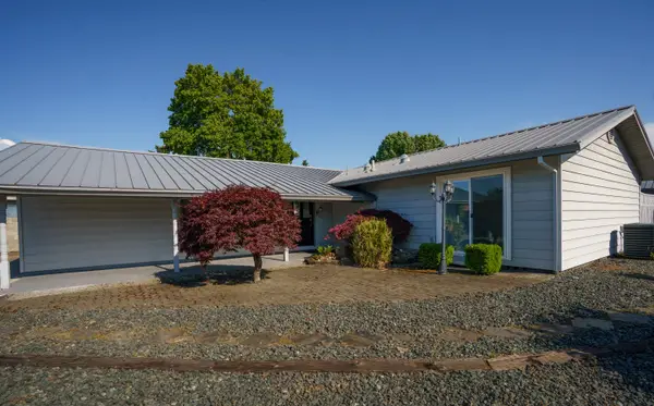 604 Hemlock Avenue, Central Point, OR 97502