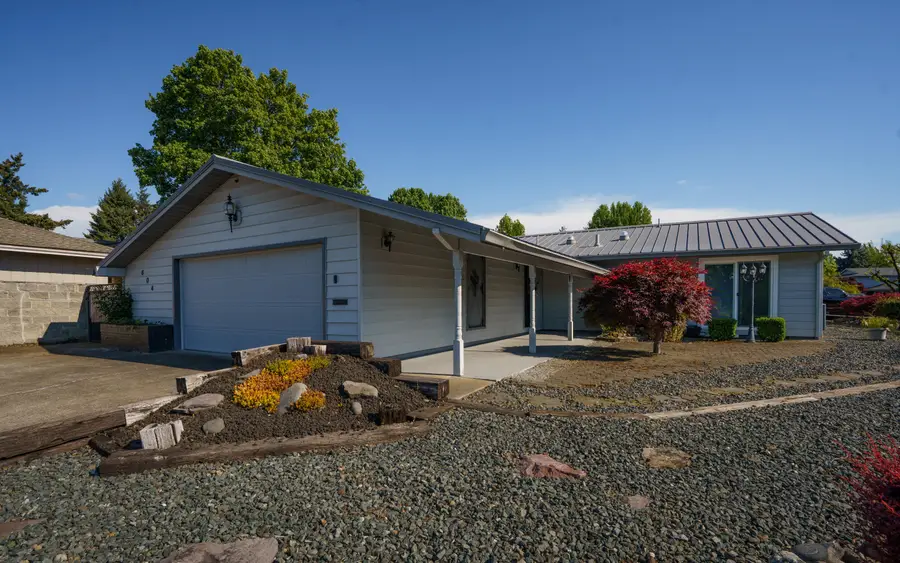604 Hemlock Avenue, Central Point, OR 97502 - #2
