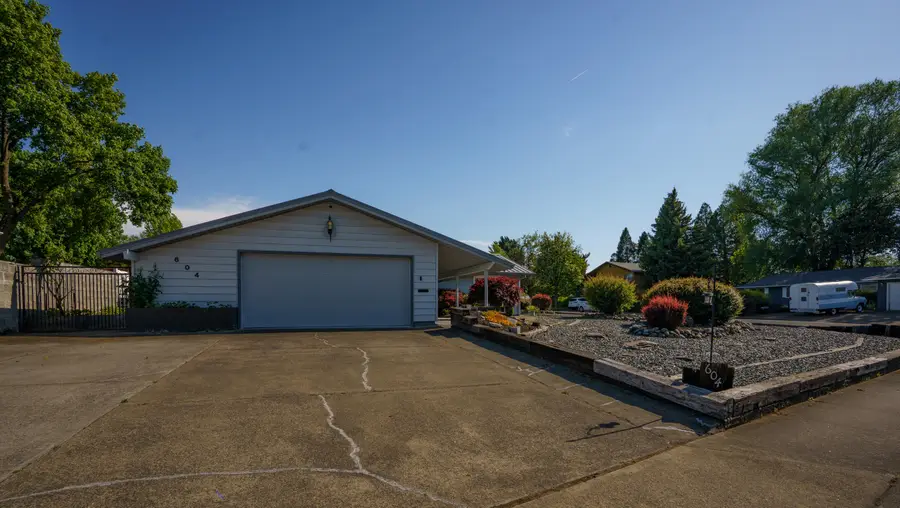 604 Hemlock Avenue, Central Point, OR 97502 - #3