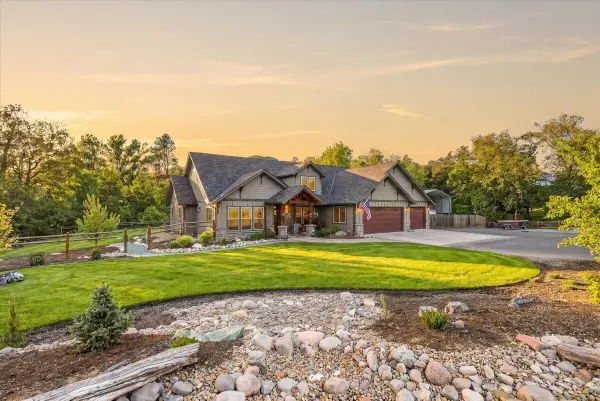 469 Wards Creek Road, Rogue River, OR 97537