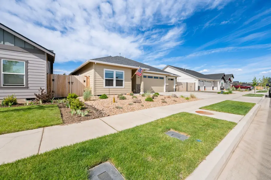 4951 SW Yew Place, Redmond, OR 97756 - #3