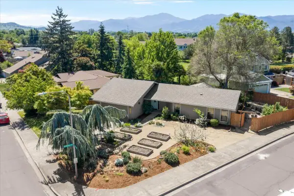 3034 Lazy Creek Drive, Medford, OR 97501