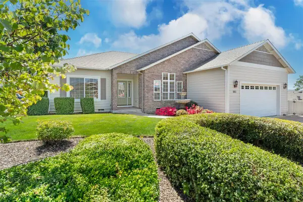 103 Greenmoor Drive, Eagle Point, OR 97524