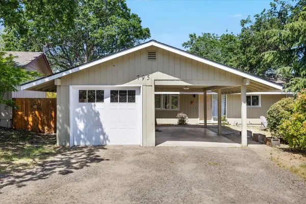 795 Twin Pines Circle, Ashland, OR 97520