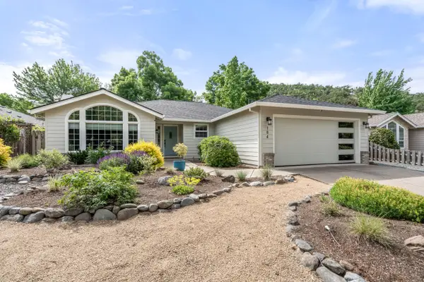 184 Meadow View Drive, Phoenix, OR 97535