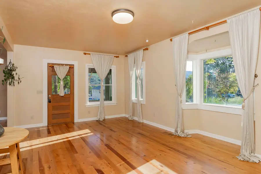 383 N 5th Avenue, Gold Hill, OR 97525 - #2