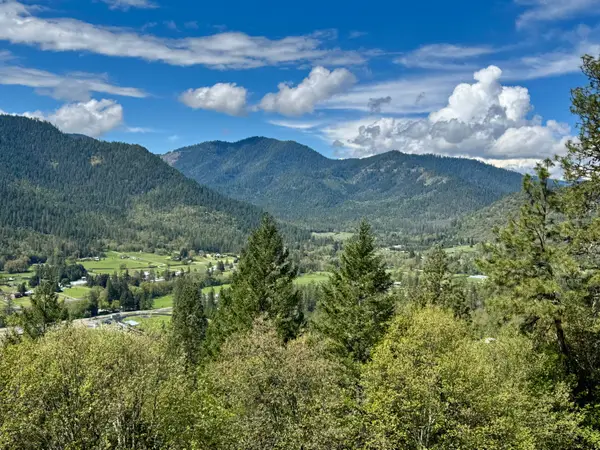 901 Manzanita Drive, Rogue River, OR 97537