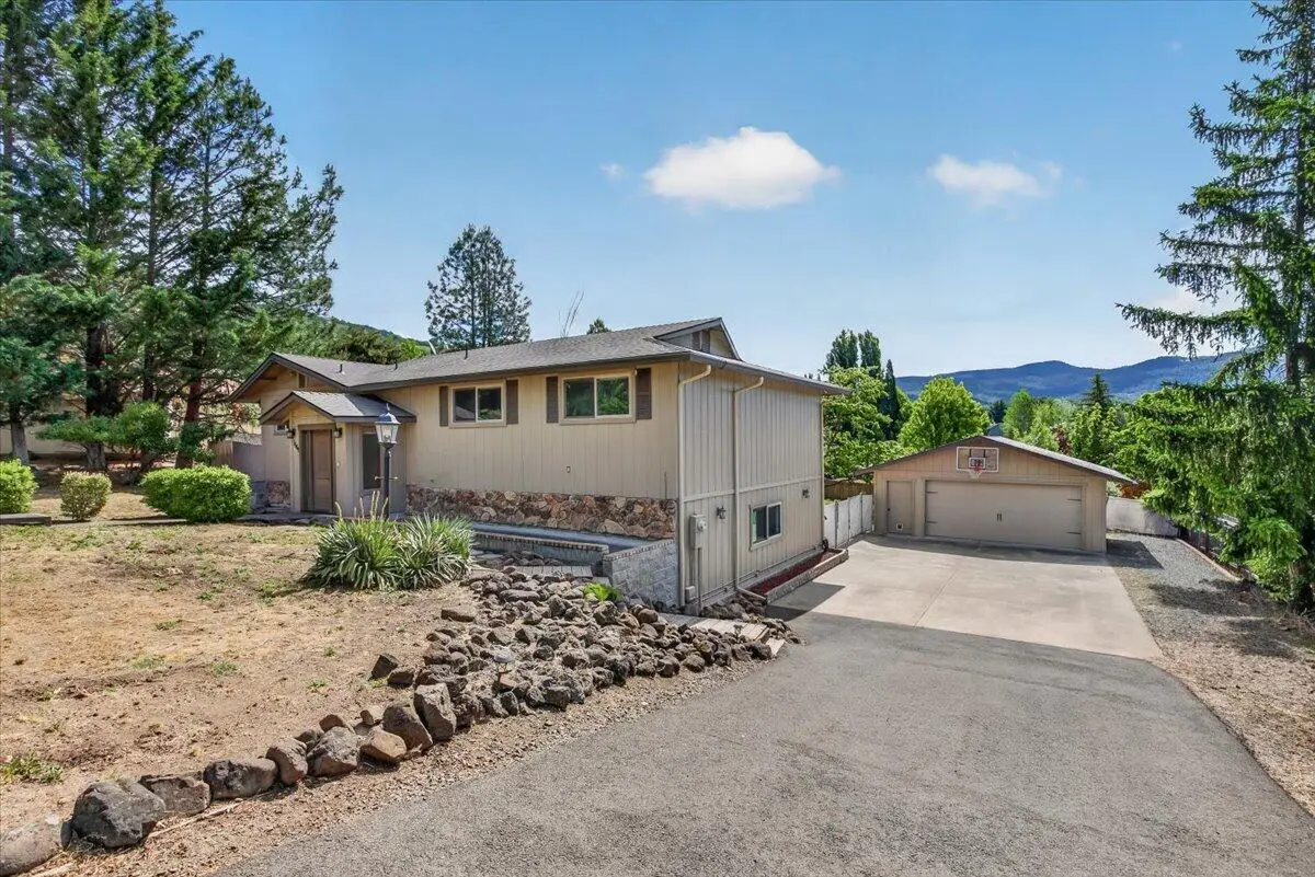 1568 Angelcrest Drive, Medford, OR 97504 - #1