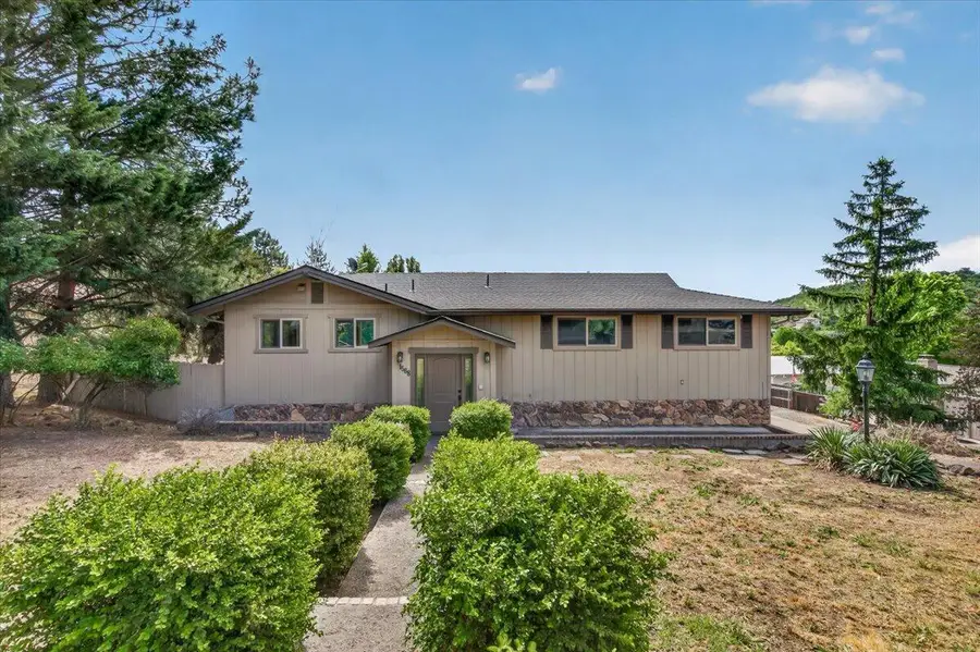 1568 Angelcrest Drive, Medford, OR 97504 - #2