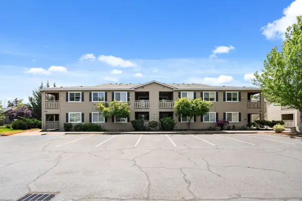 1990 Skypark Drive, Medford, OR 97504